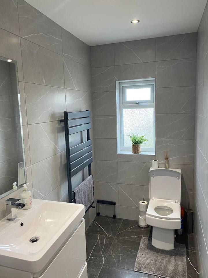 Entire Home In Audenshaw Manchester - Tomelle Exterior photo